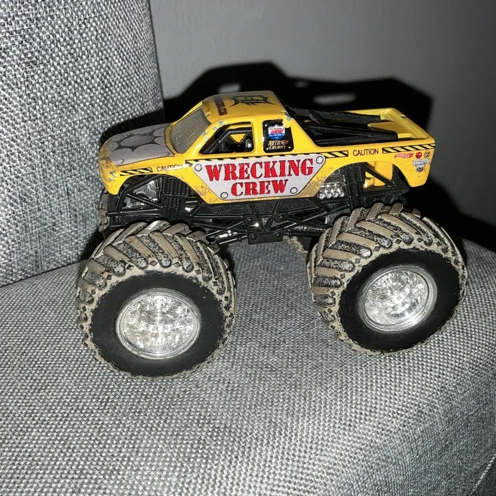 2015 Hot Wheels Monster Jam 1:64‎ WRECKING CREW MUD TRUCK TREADS 1/64 Yellow